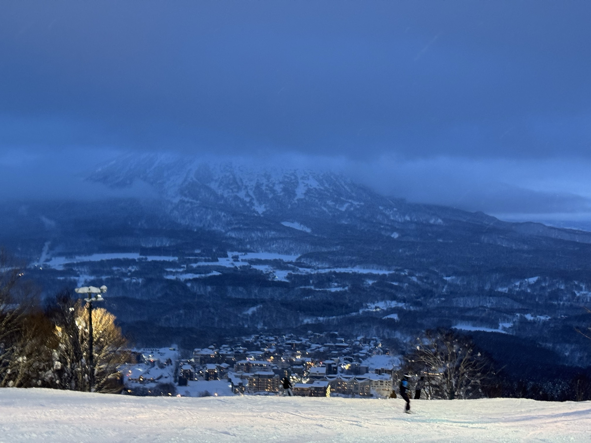 深蓝色天空下的雪山与滑雪场景